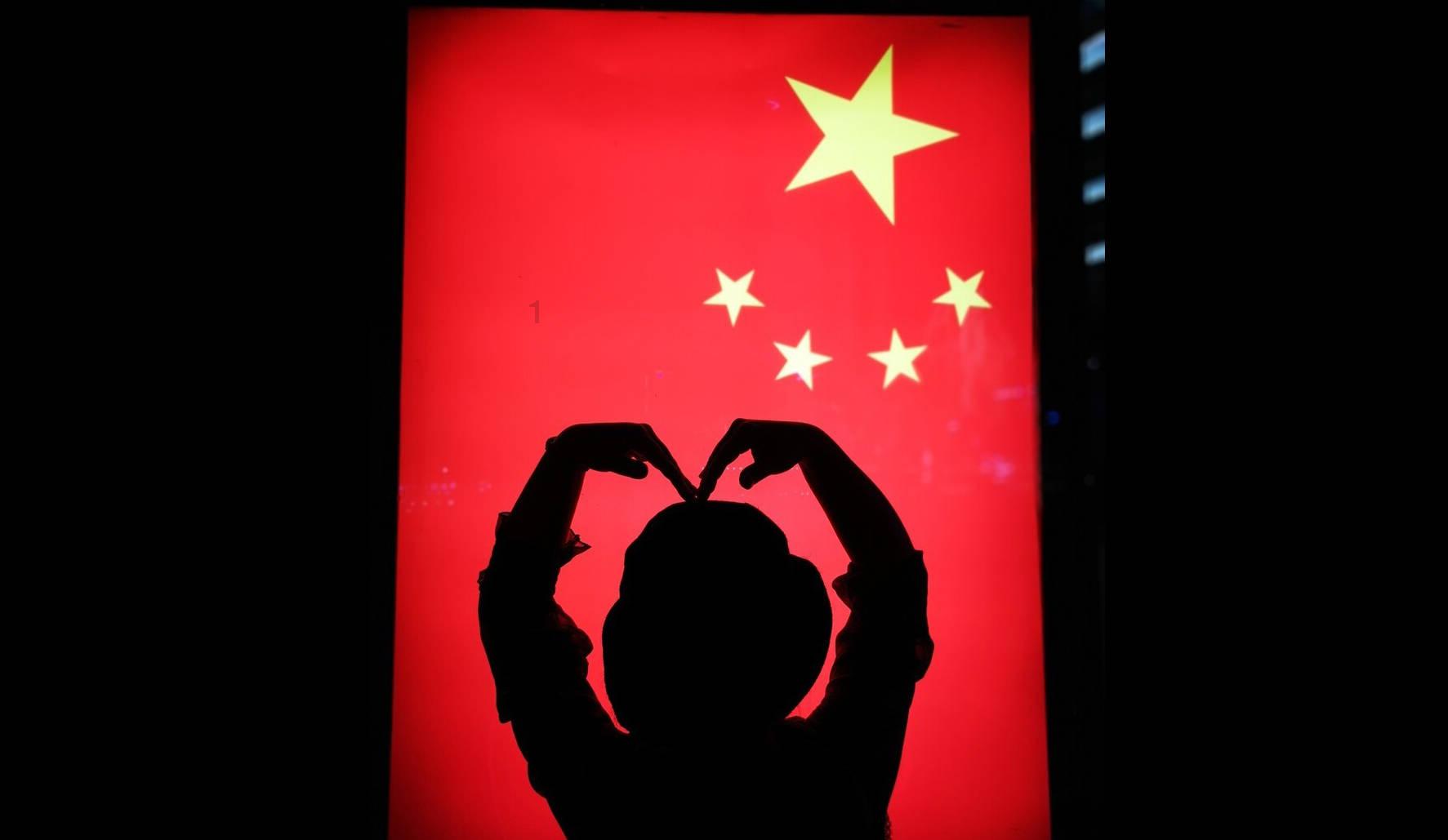 沙滩游玩的女孩们