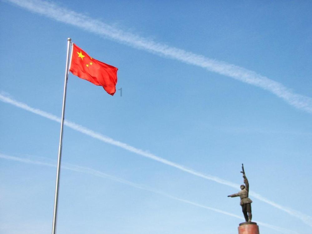 踏雪登山赏美景,不料被困半山腰,民警迅速展开救援
